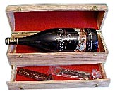 Holzkiste mit Wein und Zubehr